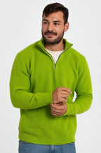 Pistazienfarbener Pullover aus 100 % Wolle mit halbem Reißverschluss