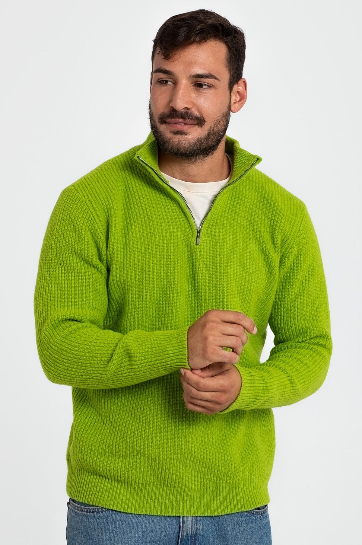 Pistazienfarbener Pullover aus 100 % Wolle mit halbem Reißverschluss