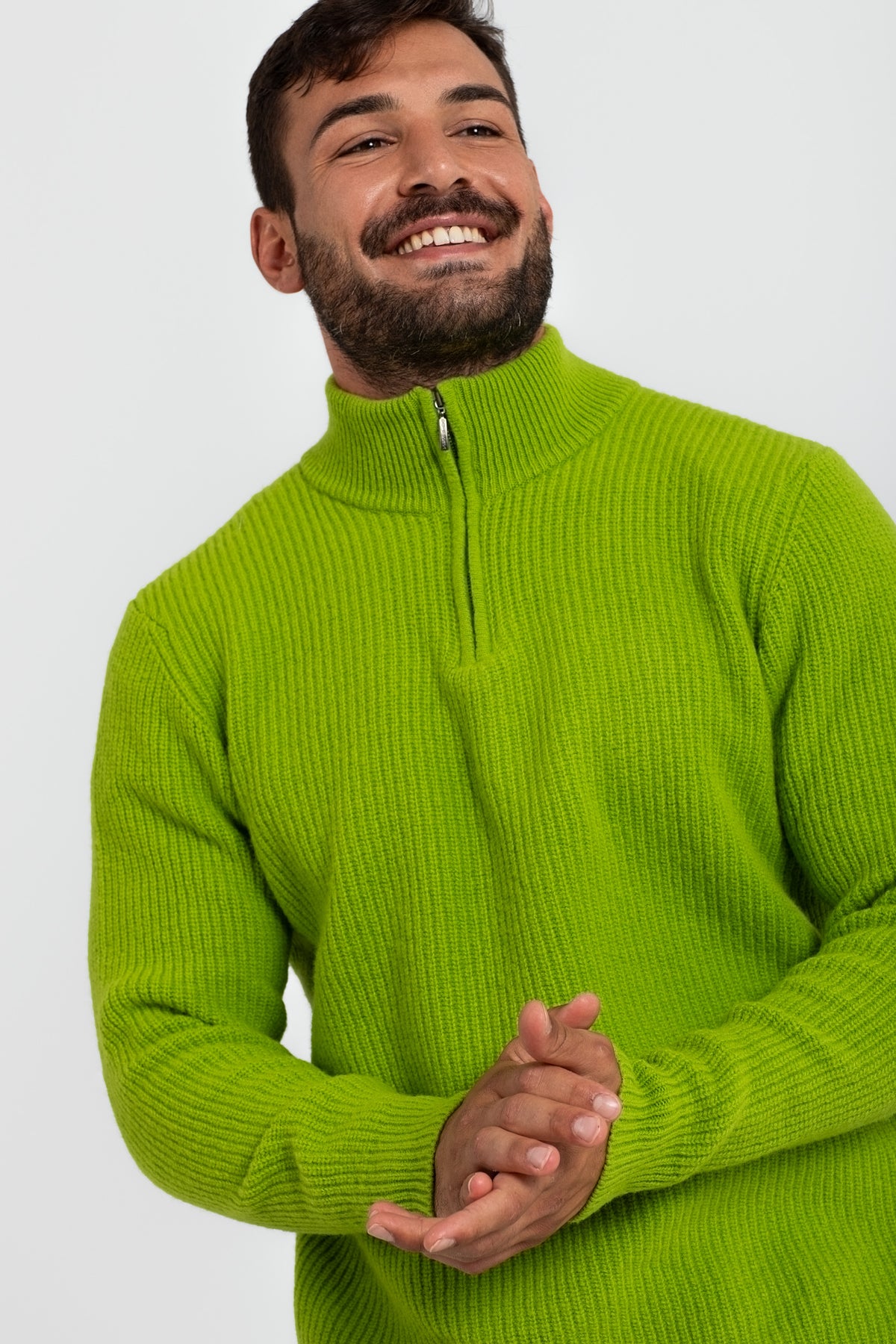 Pistazienfarbener Pullover aus 100 % Wolle mit halbem Reißverschluss