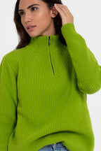 Pistazienfarbener Pullover aus 100 % Wolle mit halbem Reißverschluss