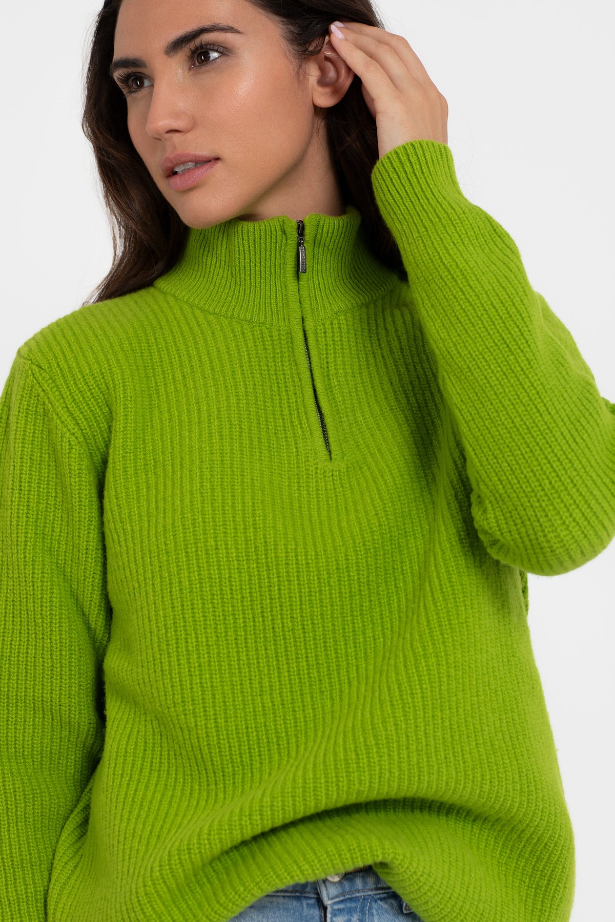 Pistazienfarbener Pullover aus 100 % Wolle mit halbem Reißverschluss